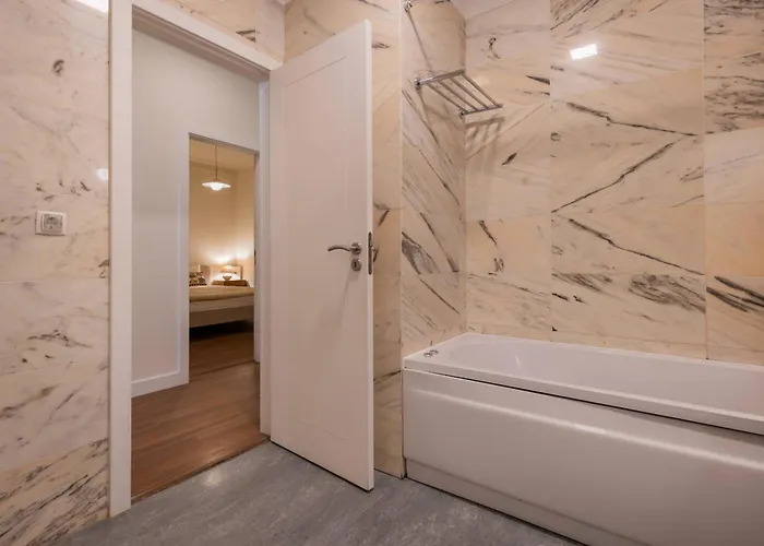 187 - Urban Hideaway - Sunny & Lisbon